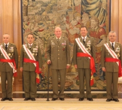 Su Majestad el Rey junto al grupo de tenientes generales del Cuerpo General del Ejército de Tierra, recibidos con motivo de su pase a la reserva